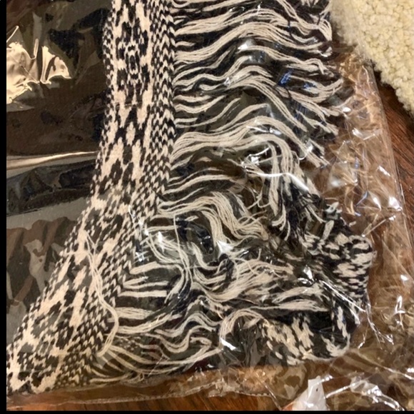 Black and White Reversible Shawl - Picture 3 of 3